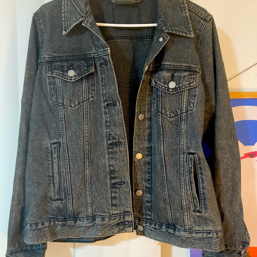 Levi’s dark denim trucker jacket ✨